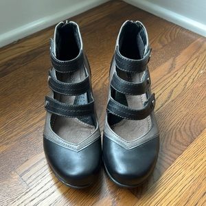 Earth Women’s Serrano Black Full Grain Leather 2 Tone Back Zipper